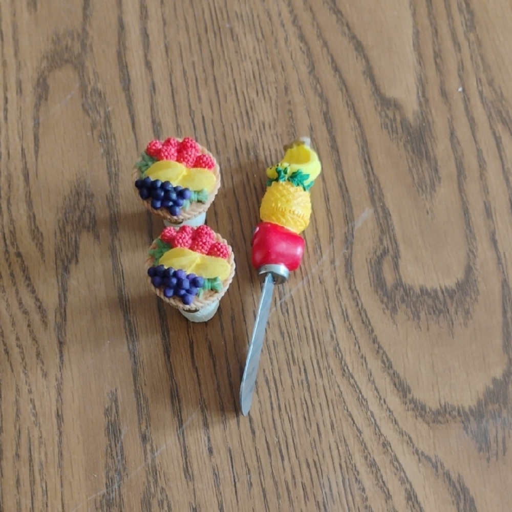 Fruit Topped Cheese Knife & Bottle Stoppers Mini Fruit Baskets